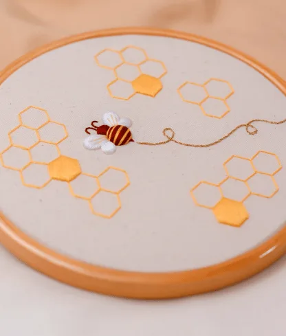 Abelha bordada em Ponto Cheio com Alto Relevo